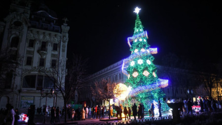 Генератор захранва коледно дърво в центъра на Одеса, 30 декември 2022 г. В много градове на Украйна има режим на тока заради руските удари по енергийната инфраструктура