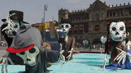 Една от инсталациите по повод Деня на мъртвите, разположени в центъра на Мексико Сити.