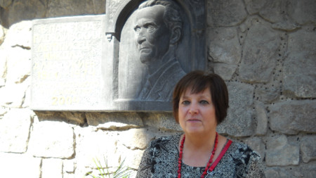 Издателят Надя Фурнаджиева пред барелефа на летописеца на Пловдив