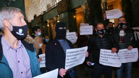 Протест в Софийския градски съд където се гледа иска на прокуратурата за закриване на партия „Възраждане“.