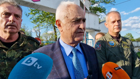 Министърът на отбраната Атанас Запрянов