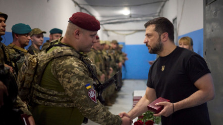Президентът на Украйна Володомир Зеленски (вдясно) с украински войници