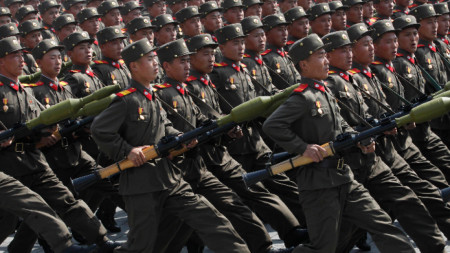 Севернокорейски военнослужещи по време на парад в Пхенян, архив, април 2012 г.