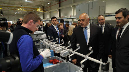Премиерът Бойко Борисов в завода на американската компания „Варок лайтинг системс“ в Димитровград при откриването на ново производство в него.