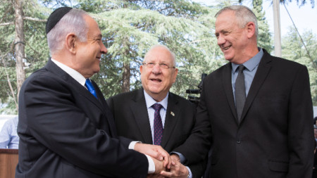 Бени Ганц (вдясно) с президента Реувен Ривлин (в средата) и Бенямин Нетаняху