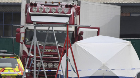 Камионът, в който бяха открити телата на 39 мигранти