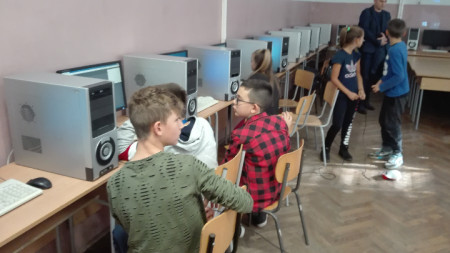 Ученици в час по програмиране