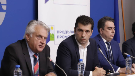 Министърът на вътрешните работи Бойко Рашков, премиерът Кирил Петков и вицепремиерът и министър на финансите Асен Василев (отляво надясно) 