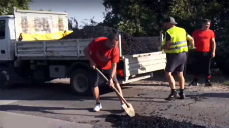 В събота жители на Нови хан сами взеха лопатите, за да запълнят дупки с 4 тона асфалт
