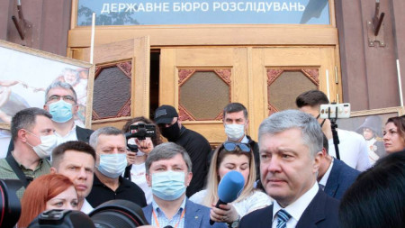 Бившият президент Петро Порошенко на излизане от Държавно бюро за разследване в Киев.
