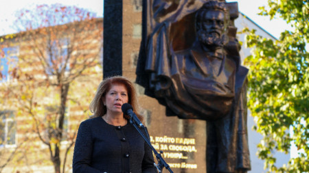Българският вицепрезидент е на двудневно посещение в Молдова. В рамките на посещението тя участва в откриването на ремонтирания паметник на Христо Ботев с финансови средства от Българската помощ за развитие. 