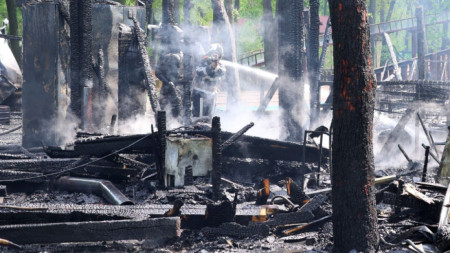 Огнеборци гасят пожар в парк в Харков след руски обстрел, 3 май 2022 г.
