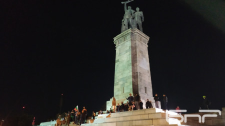 Противници на посегателствата над паметника, 9 май 2022 г. вечерта
