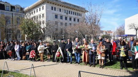 Събитието се проведе пред Паметника на благодарността в зона „Толерантност”, до сградата на Община Бургас.