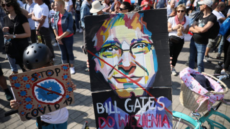 Протестен марш във Варшава през септември 2020 г. срещу ограниченията, свързани с коронавируса. Надписът върху банера гласи: „Бил Гейтс, върви в затвора“.