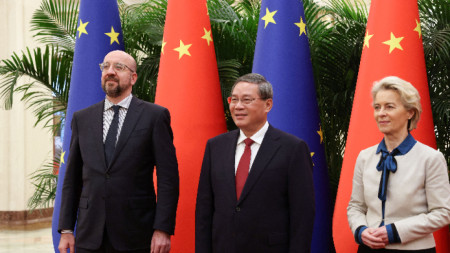 Отляво надясно - председателят на ЕС Шарл Мишел, министър-председателят на Китай Ли Цян и председателката на ЕК Урсула фон дер Лайен - Пекин, 7 декември 2023