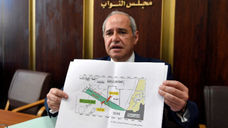 Депутатът от ливанския парламент Мелем Халаф показва карта на спорните между Ливан и Израел нефтени находища