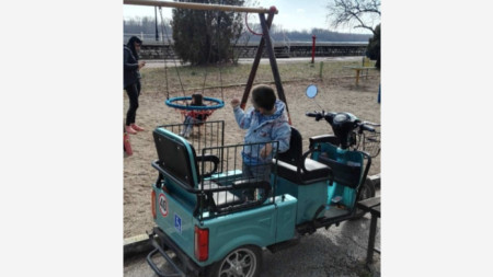 Откраднаха електрическата триколка за дете с увреждания във Видин и
