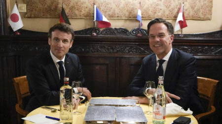 Холандският премиер Марк Рюте (вдясно) и френският президент Еманюел Макрон позират за фоторепортерите в ресторант в Хага, Холандия, 30 януари 2023 г.