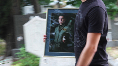 Подполковник Валентин Терзиев загина на 9 юни при изпълнение на тренировъчен полет. Съпругата му заведе дело от името на сина им за неизплатени суми