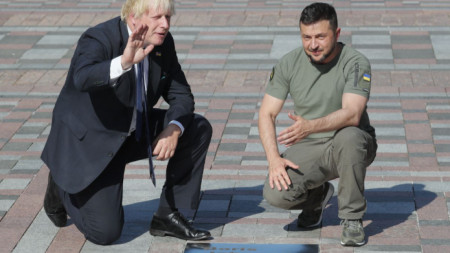 Борис Джонсън и Володимир Зеленски на церемонията по откриване на плоча с името на британския премиер в Алеята на смелите в Киев, 24 август 2022 г.
