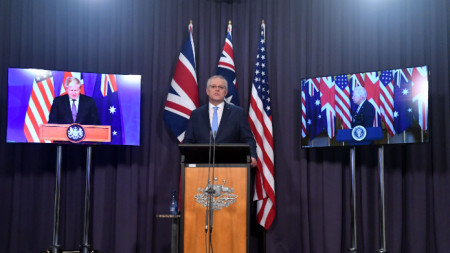 Австралийският премиер Скот Морисън обявява новия пакт за сигурност по време на видеоконферентна връзка с британския си колега Борис Джонсън и президента на САЩ Джо Байдън
