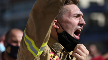 Жители на пострадалия от пожарите гръцки остров Евбея се събраха