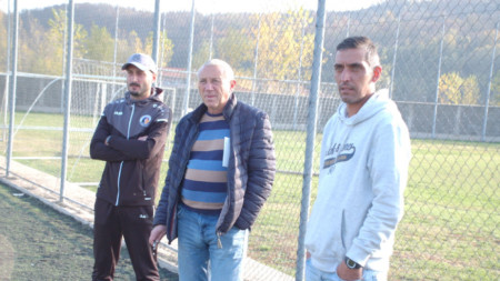 Селекционерът на националния отбор на България за деца Стефан Колев (в средата на снимката)