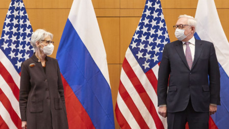 Уенди Шърман и Сергей Рябков в началото на преговорите между САЩ и Русия в Женева, 10 януари 2022 г.