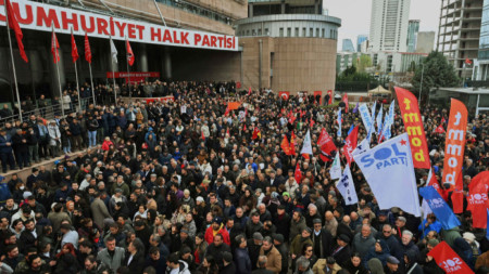 Протест пред централата на Народнорепубликанската партия