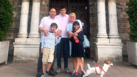 Соня Капсъзова със съпруга си и децата в София