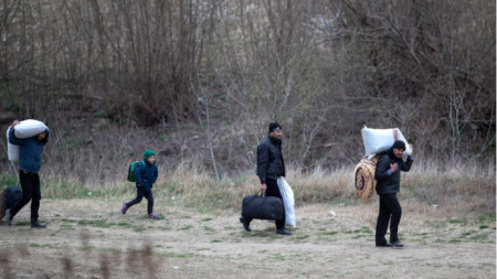 Бежанци вървят към Одрин
