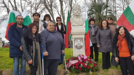 Marian Rusinov and other Bulgarians pay tribute to the memory of Captain Petko Voyvoda.