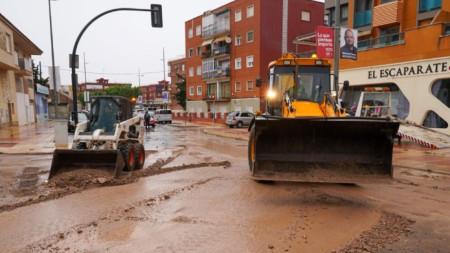 Булдозери разчистват щетите от наводненията, предизвикани от проливните  дъждове в Картахена, Мурсия, Испания, 23 май 2023 г. 