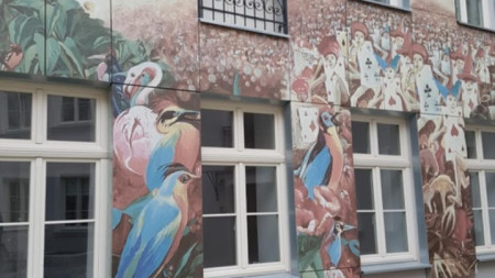 Картината на художника Войчех Шюдмак е пренесена върху керамични плочи на фасадата на сграда в Лодз.
