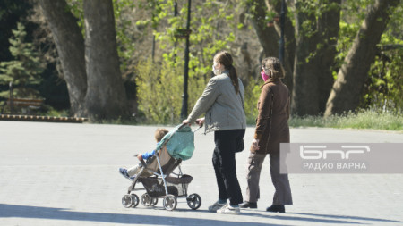 Родители с малки деца в Морската градина във Варна