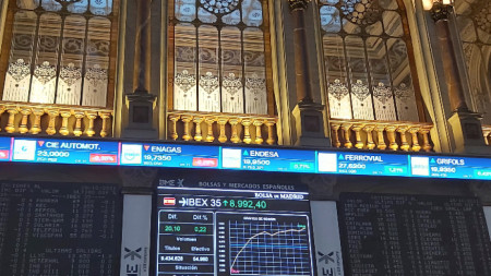 Информационните панели показват развитието на испанския основен индекс IBEX 35 на фондовия пазар в Мадрид, 28 октомври 2021 г. IBEX 35 се понижи с 0,15% в началото на търговията.