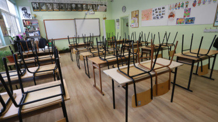 Средното училище в Кочериново минава на онлайн обучение от утре