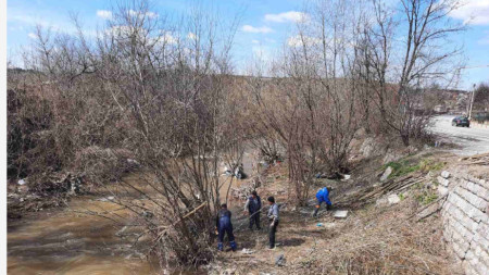 Започна почистване на коритото на река Струма в Перник в