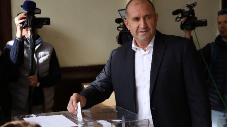 Президентът Румен Радев гласува на балотажа на местните избори в Професионалната гимназия по транспорт 