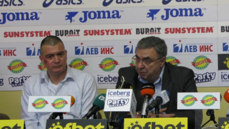 Кристиян Минковски (вляво) и президентът на БФПлуване Георги Аврамчев.