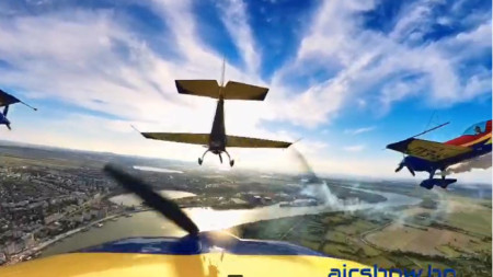 Националният отбор по въздушна акробатика на северната ни съседка