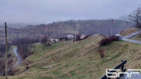 Бъдещият открит рудник е на метри от последните къщи на село Дедино