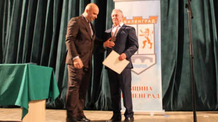 Кметът на общината, арх. Анастас Карчев, връчва знак „Почетен гражданин на Свиленград” на д-р Димитър Ермов 