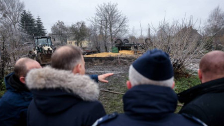 Полският президент Анджей Дуда на мястото на инцидента в село Пшеводув.