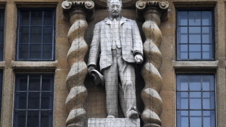 Статуята на Сесил Роудс на фасадата на оксфордския колеж „Ориел“