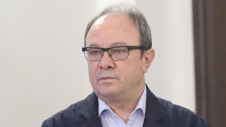 Настоящият председател академик Юлиан Ревалски е единственият кандидат за поста.