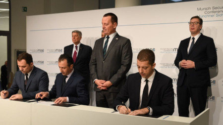 Подписването на споразумението в кулоарите на Мюнхенската конференция за сигурност.