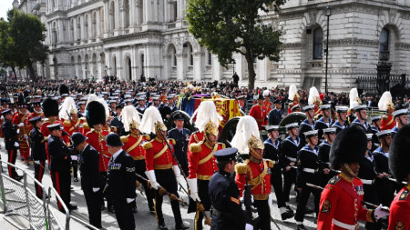 Кралската кавалерия и военни от флота теглят ковчега на кралица Елизабет II по Уайтхол след служба в Уестминстърското абатство в Лондон, 19 септември 2022 г.
