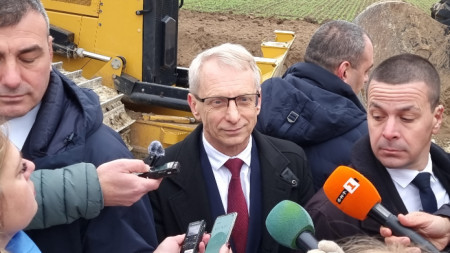 Премиерът Николай Денков дава брифинг за медиите след церемонията за първа копка на АМ 